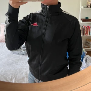 Kappa track jacket - En svart zip från kappa. Står large på lappen men är mer storlek m/s. Köparen står för frakt