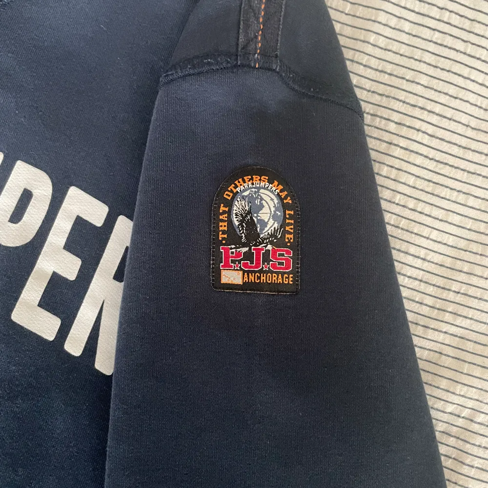 En mörkblå parajumpers sweatshirt i storlek S. Den sitter bra som small men passar även XS.  Nypris var ≈ 2500kr.  Priset kan självklart diskuteras!. Tröjor & Koftor.