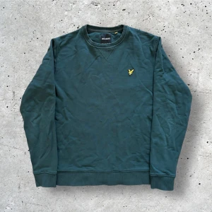 Mörkgrön Lyle & Scott sweatshirt - En fin tröja från märket Lyle & Scott i väldigt bra skick. Sparsamt använd. Regular fit. 100% bomull.
