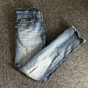 Riktigt feta jacka and Jones jeans med slitning på knät! Sjukt snygga slimmade jeans till sommaren i storlek 31/32🍾🍾