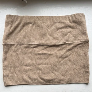 Djerf avenue topp - Beige topp från djerf avenue. Köpt på deras sample sale. Har en liten defekt på insidan där sömmen inte går hela vägen, fanns där vid köpet men inget som syns när man har toppen på sig.