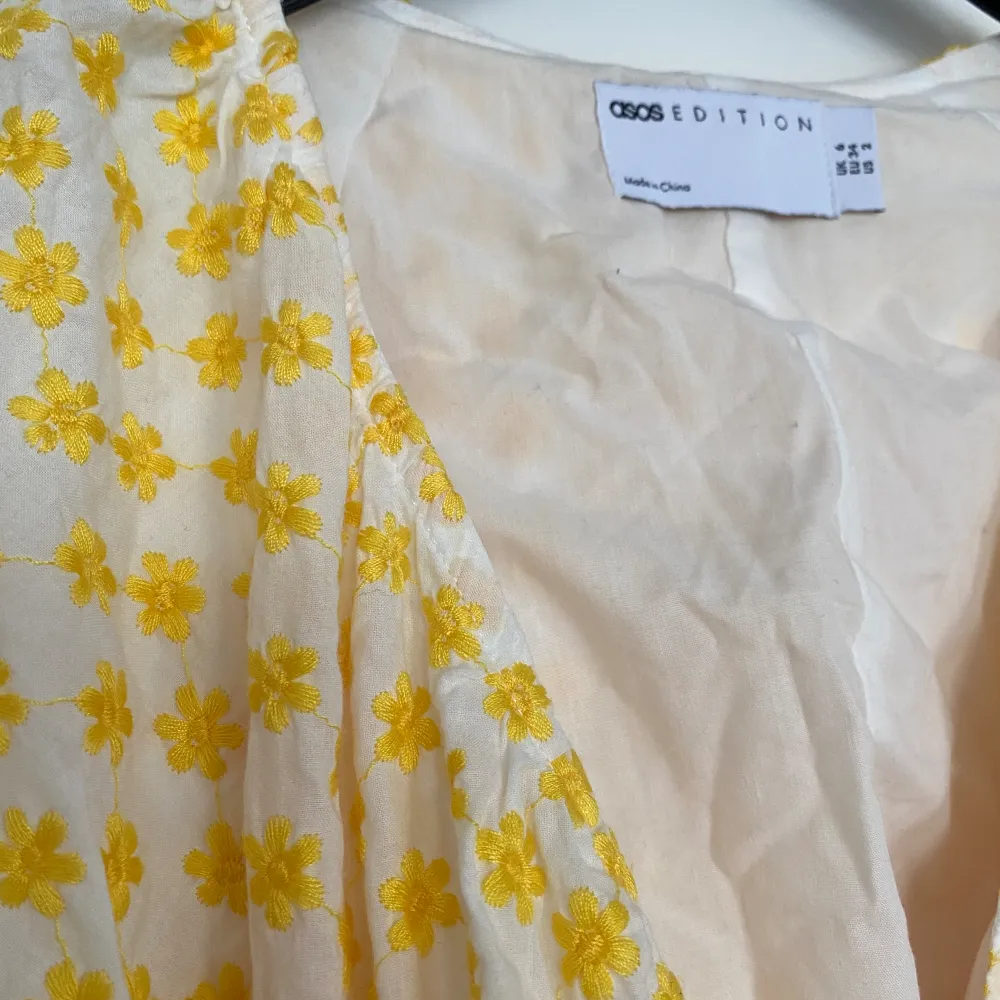 Vacker klänning från Asos edition. Broderade gula blommor. Inga defekter. Bara använd en gång. Inköpspris 1145 kronor. . Klänningar.