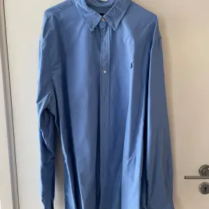 Blå Ralph Laurent skjorta custom fit, sitter som classic 