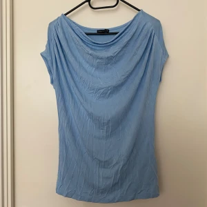 T-shirt  - En super mjuk t-sjukt/blus från STOCKLM i storlek XS.