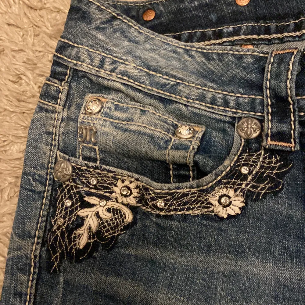 Säljer mina assnygga miss me jeans för att de tyvärr är förstora. De har inga defekter och har jättefina detaljer💕 midjemåttet rakt över är ca 39 cm och innerbenslängden är ca 76 cm💕 öppen för byten, hör av dig för frågor och/eller intresse💕. Jeans & Byxor.