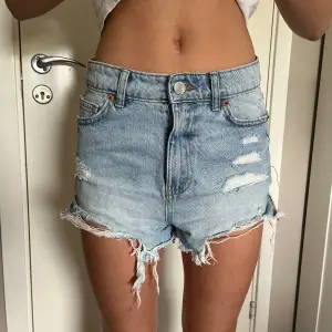 Säljer dessa super fina jeansshortsen då de är för små för mig🩷 (bilden är tagen på en vän) Shortsen är rätt använda därav priset, men skit coola överlag!☺️