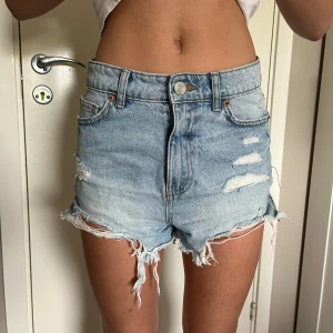 Jeansshorts!🩵 - Säljer dessa super fina jeansshortsen då de är för små för mig🩷 (bilden är tagen på en vän) Shortsen är rätt använda därav priset, men skit coola överlag!☺️