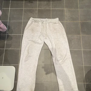 TUTTOLENTE BYXOR - säljer nu mina tuttolente trackpants då jag tycker dom är lite för små för mig, skicket är riktigt bra dom är bara lite skrynkliga men de tar jag såklart bort vid köp, priset kan ändras vid snabb affär!🤝🏼