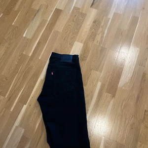Levisjeans modell 512 - Helt nya Levisjeans modell 512, storlek 33/34. Använda 1 gång säljes för 600 kr (nypris 1200kr)