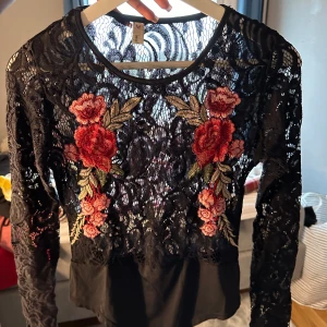 Blommig body - Mesh blommig body. Sitter jättefint på kroppen. Storlek M men passar som S Pris kan diskuteras.