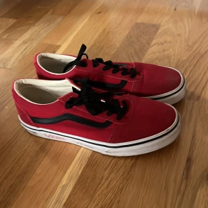 VANS skor  - Bara lita använda i gott skick och perfekta nu till sommaren 😍