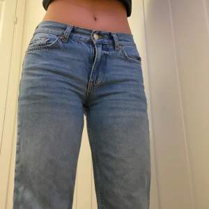 Ett par lång/medel-midjade jeans från Gina tricot i bra skick som jag nu säljer då dom blivit lite för små💗 I storlek 32/xs.