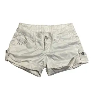 Korta söta vita shorts, fina silver detaljer!! För små på mig, inga bilder på! midjemått 32cm,Grenhöjd 18cm. Skriv vid funderingar❕