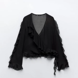 Blus - Super snygg blus som är helt oanvänd. Går att ha till vardags, fest och helg allt möjligt💞 toppen är från zara och har inga defekter. Köparen betalar för frakten 💗