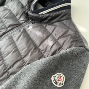 Moncler Maglia Cardigan - Säljer en riktigt snygg cardigan från märket Moncler. Cardiganen är i nyskick 9,5/10 och har inga defekter eller liknande. Nypris är 9000+ kr men säljer för endast 3299! Äkthetsbevis på bild 5!