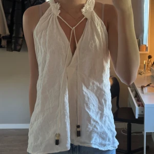 Superfin blus💗 - As snyggt vitt typ ”linne” från Zara💗Använd Max 3 gånger så bra skick! I 100% linne💗Perfekt och skön nu till sommaren! Skriv för mer bilder eller frågor 