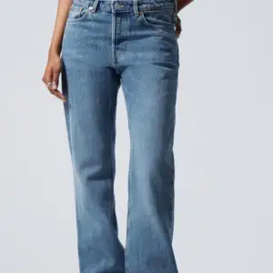 Säljer mina pin mid jeans från weekday🩵  Säljer dessa pågrund av att dom vart för små för mig sen ja köpte dom, men han aldrig göra en retur! Knappt använda alltså i nyskick. Tänk på att dom är små i storleken! ☺️
