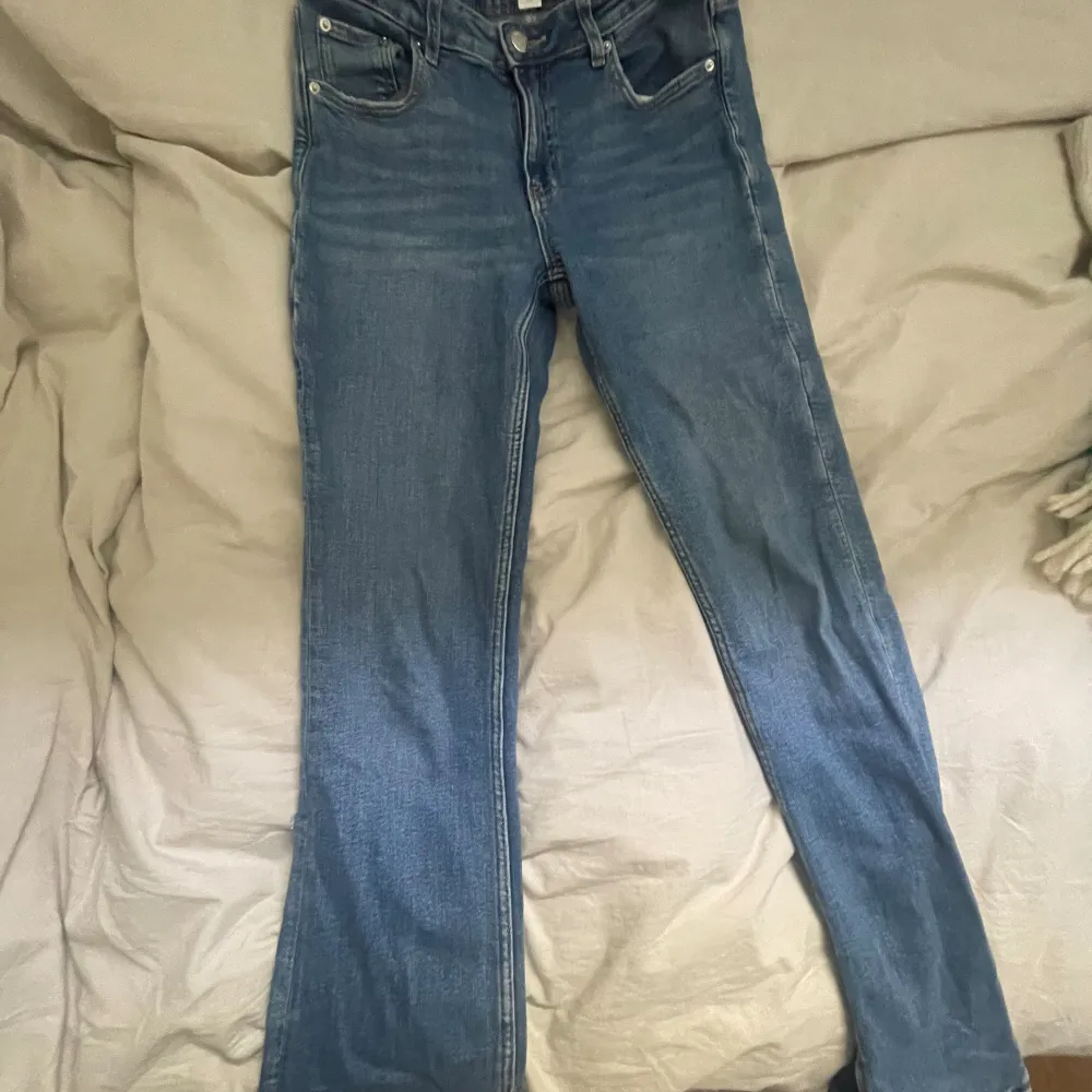 Jeans i storlek 158 i en jättefin blå färg!! Bootcut med en slits längst ner vilket ger en extra detalj!! Superfina men tyvärr lite korta för mig nu, går att dra åt i midjan 😇😇😇. Jeans & Byxor.