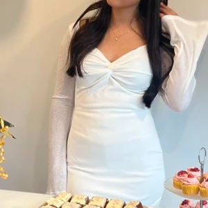 Studentklänning - Vit klänning, kan användas till studenten. Använd endast några timmar under min mottagning. Storlek S. Skönt material 