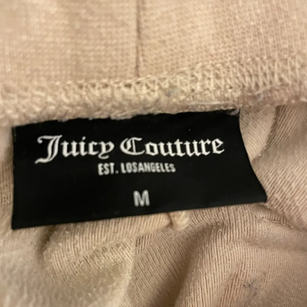 Säljer nu mina Juicy couture byxor men fickor på rumpan eftersom jag ej får användning för de. Köpta på NK i Stockholm. Har en liten fläck, men den syns knappt! Storlek M❤️ Kan gå ner i priv vid snabbt köp😊. Jeans & Byxor.