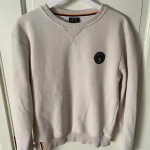 En beige sweatshirt från Märket SON (style of Norrland) I använt skick men inga defekter. Nypris ligger på runt 900-1000 säljer för 250kr