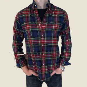 Ralph Lauren Skjorta - Säljer denna sjukt feta Raffe skjorta i storlek S. Skjortan är i fint skick. Modellen på bilden är 187cm. Hör av dig vid funderingar!