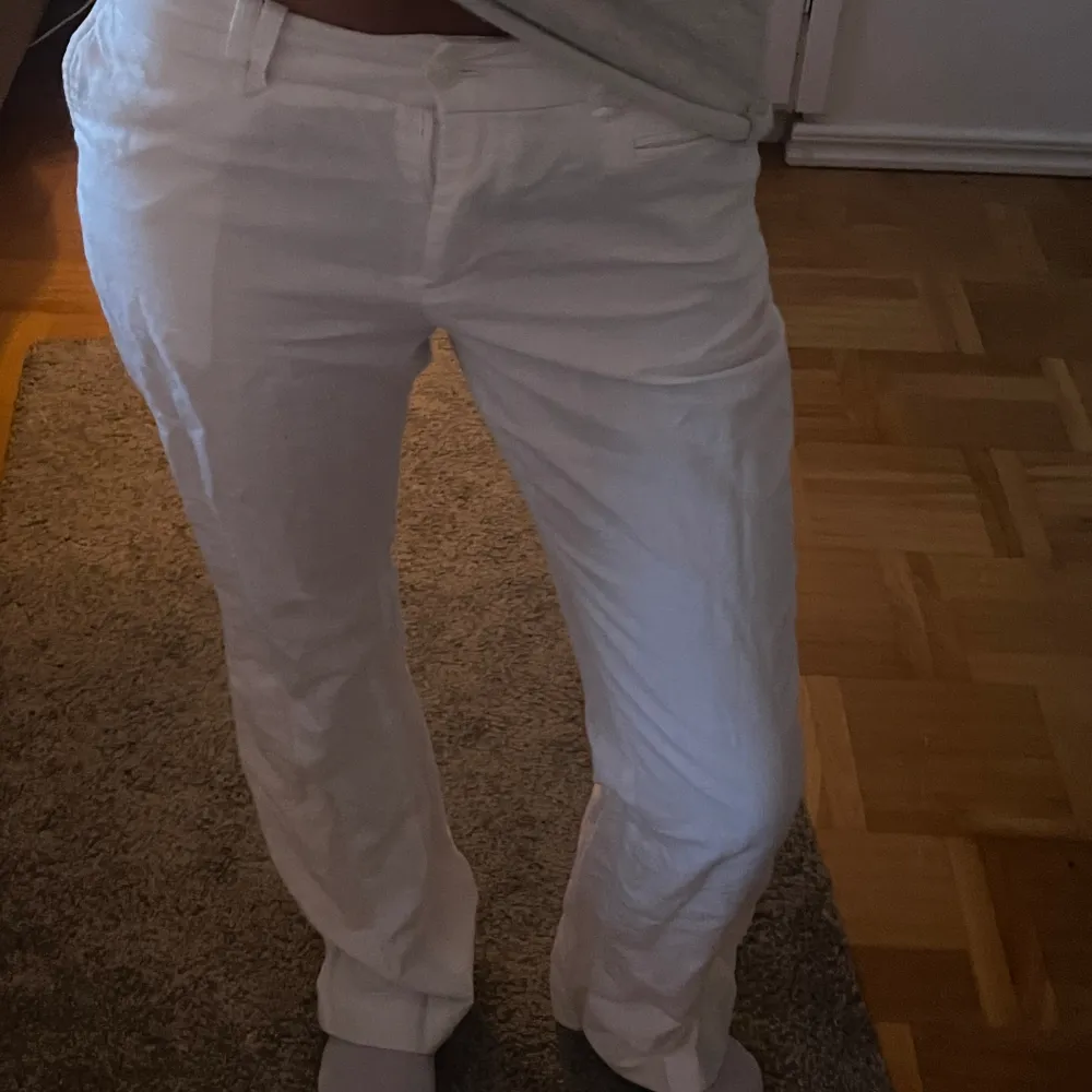 Perfekta byxorna till i sommar, super bra skick och skit snygga. Köpta för 700 och jag har aldrig använt dom.. Jeans & Byxor.