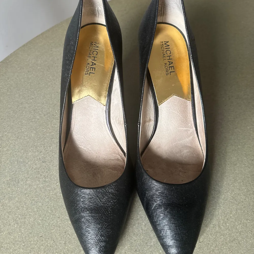 Michael Kors Klackskor Pumps, använda fåtal gånger, klackhöjd 9 cm. Skor.