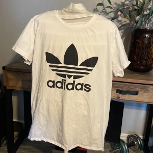 Adida T-shirt  - I storlek Xl men mer som en L 