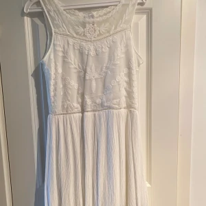 Vit klänning  - Vit klänning från H&M barnavdelning. Passar perfekt till skolavslutningen, bra skick, stl 170.
