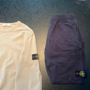 Stone island kläder - Tjena! Säljer nu mina stone island plagg som jag använde när jag var mindre⭐️ Båda två är stone island junior där av priset. Skick på tröjan 8/10 lite flaws här och där men inget man märker. Byxorna 8/10. Öppen för byten⭐️. 900 för båda annars 500 per