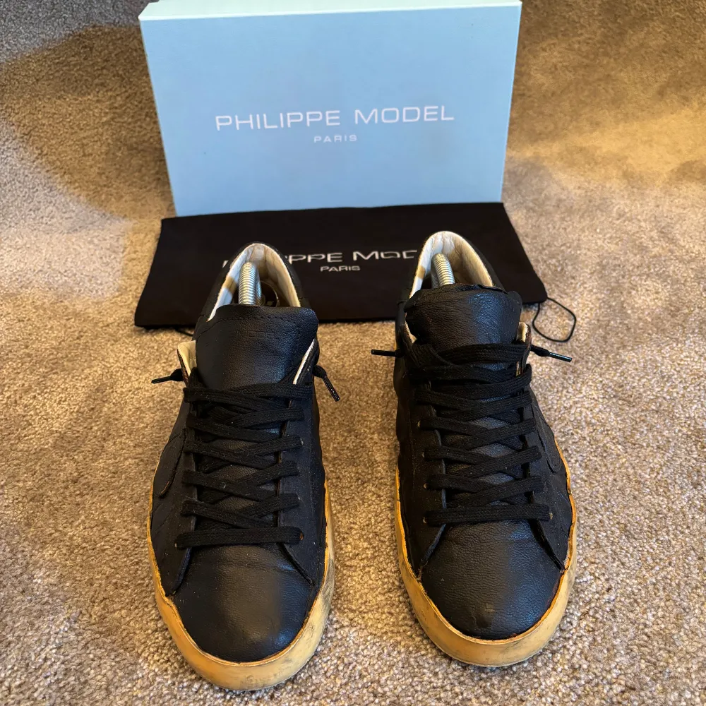 Hej! Säljer nu dessa sjukt snygga Philippe model skorna som är perfekt till våren  Storlek 41  Skick 9/10  Ny pris= 4000 kr Säljs för= 1499 kr Inget OG medföljer . Skor.