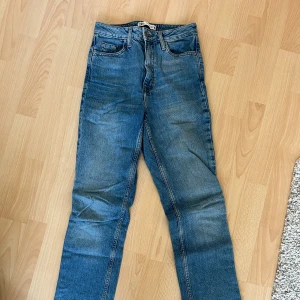 Jeans Zara - Superfina jeans i bootcut med slits från Zara🤍🌸