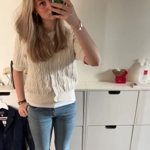Stickad T-shirt  - Super fin stickad T-shirt med knappar i bra skick, storlek S💗
