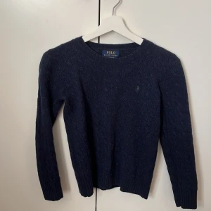 Polo Ralph lauren kabelstickad marinblå kashmirblandnings tröja - Hej! Säljer just nu denna stilrena kashmirblandningströjan från polo Ralph lauren, ny pris 2000 mitt pris 300  Storleken 14-16 men liten i storlek. Betalning sker i köp nu alternativet. Passar 150-160 
