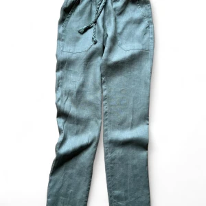 Lågmidjade linnebyxor - Skagen Clothing linnebyxor med låg midja, storlek XXS, grön, inte riktigt så ”blå” som på bilderna mer ljus army grön, 100% lin, inköpt juni 2023 på @skagenclothing.se, använda fåtal gånger, jättebra skick!