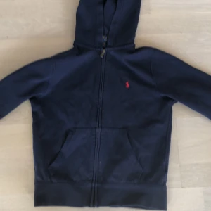 Ralph Lauren hoodie  - Hej! Jag säljer min Ralph Lauren hoodie. Den är i jätte bra skick och har bara använts några gånger.