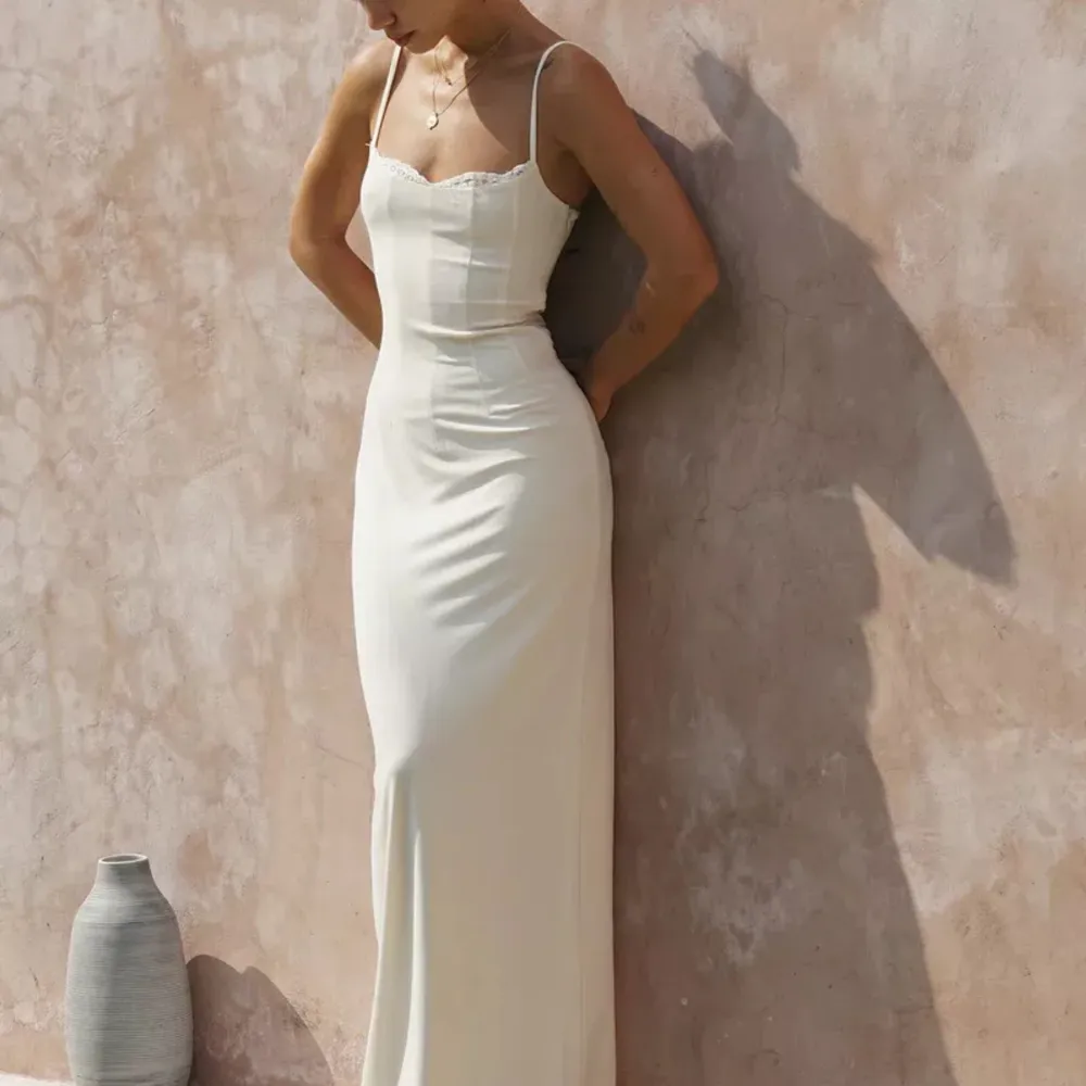 Säljer denna super söta lång klänning från meshki då den tyvärr inte passar i storlek 🩷 Endast provad. Passar till bal eller som en sommar klänning 🩷nypris 1500kr. Klänningar.