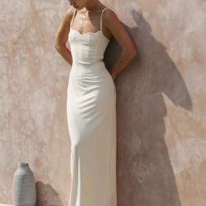 Säljer denna super söta lång klänning från meshki då den tyvärr inte passar i storlek 🩷 Endast provad. Passar till bal eller som en sommar klänning 🩷nypris 1500kr