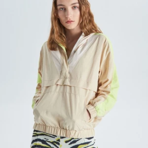 Anorak, M - Lätt vadderade anorak med ståkrage, huva, dragkedja och tryckknappar samt känguruficka. Fint skick.