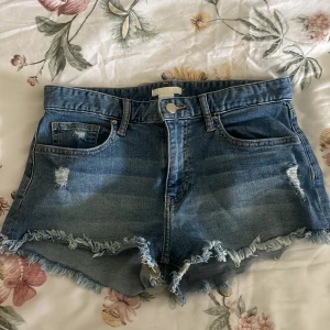 jeansshorts - säljer dessa jeansshorts från hm. Storlek 36! Aldrig använda så väldigt bra skick.