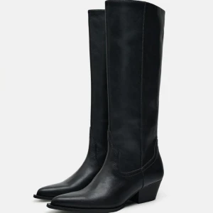 SÖKER ZARA BOOTS - Söker dessa zara boots i storlek 39 eller 40! Skriv gärna om du har 🙏