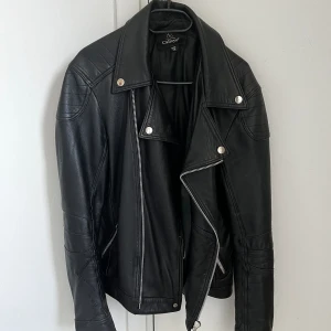Skinnjacka  - Storlek L eller oversized