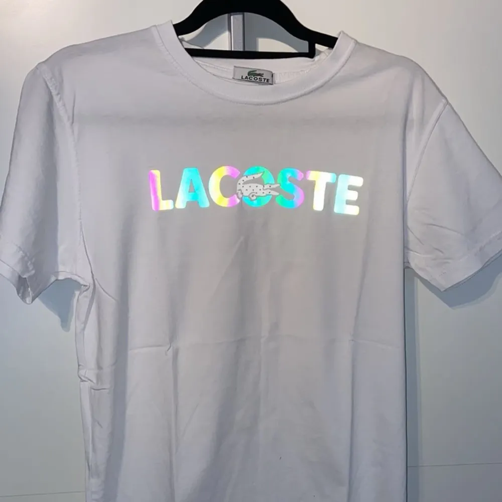 Tjena, jag säljer en oanvänd Lacoste tshirt. Vid frågor eller funderingar så är det bara att höra av sig. / D. T-shirts.
