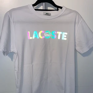 Lacoste Tshirt - Tjena, jag säljer en oanvänd Lacoste tshirt. Vid frågor eller funderingar så är det bara att höra av sig. / D