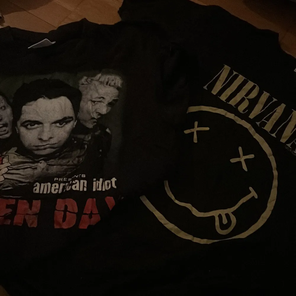 Använda tshirts med Green day och nirvana tryck. Green day tröjan är S/M och nirvana tröjan är M. 200kr för båda 100kr för en.. T-shirts.