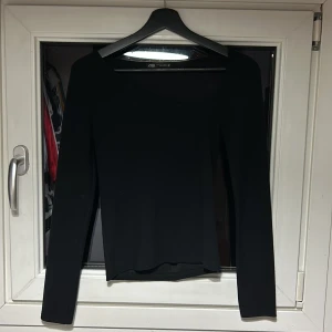 Svart långärmad med sned detalj  - Svart långärmad med en sned detalj, säljs pga att den inte används. Storlek S och pris 50kr + frakt. 