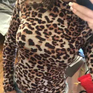Leopard mönstrad tröja i storlek xs. Använd några gånger men fortfarande bra skick!