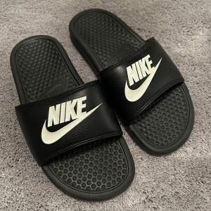 Nike Sportswear Victori one slide,  slip-ins. Tofflor.  Black/white.  Strl. 37,5 (23,5 cm).  Pris 100 kr.  