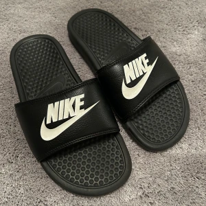 Nike Badtofflor Victori one slide - Nike Sportswear Victori one slide,  slip-ins. Tofflor.  Black/white.  Strl. 37,5 (23,5 cm).  Pris 100 kr.  